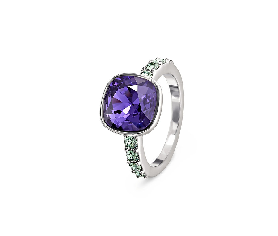 Ezüst gyűrű Swarovski® kristályokkal díszítve, lila kővel a közepén.