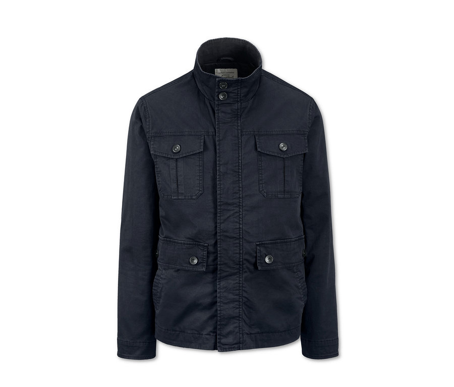 Sötétkék kabát gallérral és négy zsebbel.