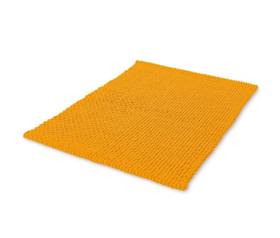 Egy narancssárga kádkilépő, kb. 50 x 80 cm, fekszik fehér háttér előtt.