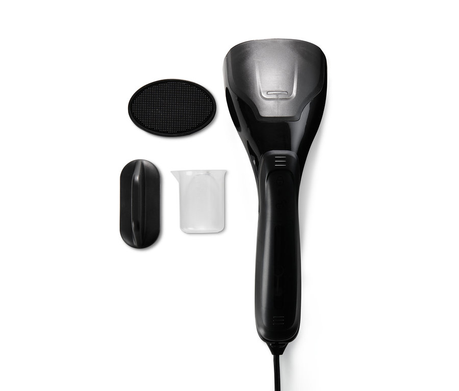 Fekete gőzkefe tartozékokkal fehér háttéren.