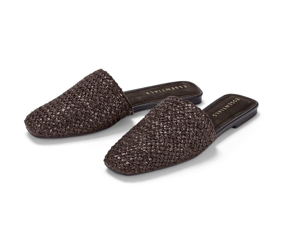 Két barna, háncs hatású női papucscipő fehér háttérrel.