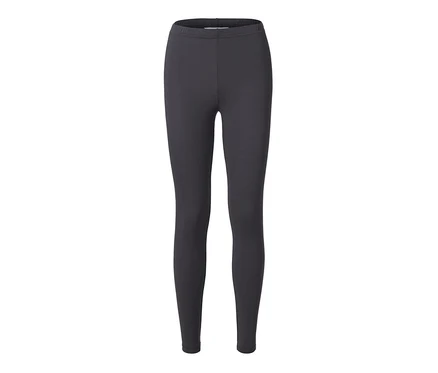 Fekete leggings fehér háttérrel.