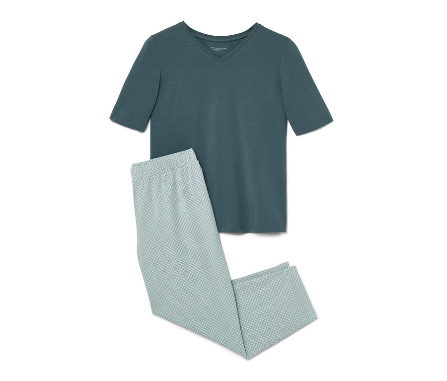 Egy sötétzöld pizsama, rajta egy mintás női 7/8-os pizsama.