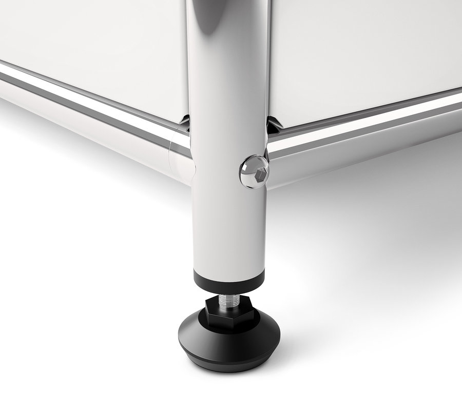 Egy fehér CN3 fém polc részlete egy fekete, állítható lábbal.
