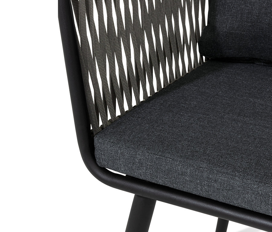 Közelkép egy textilhálós étkezőszékről, fekete vázzal, szürke üléssel.