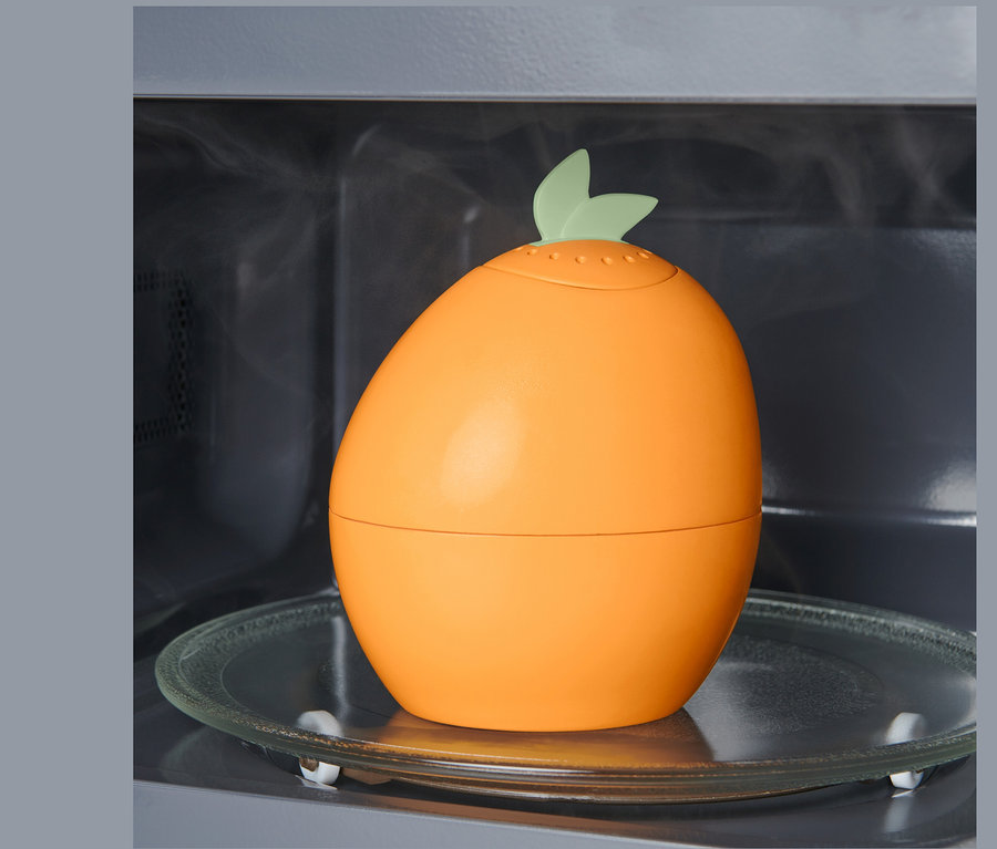 Mikrohullámú sütő tisztító egy üvegtányéron áll a mikrohullámú sütőben.