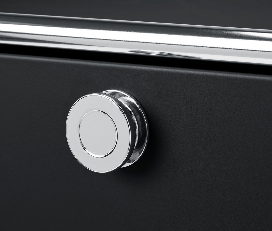A »CN3« fém komód részlete, egy fiókkal és egy lenyíló ajtóval.