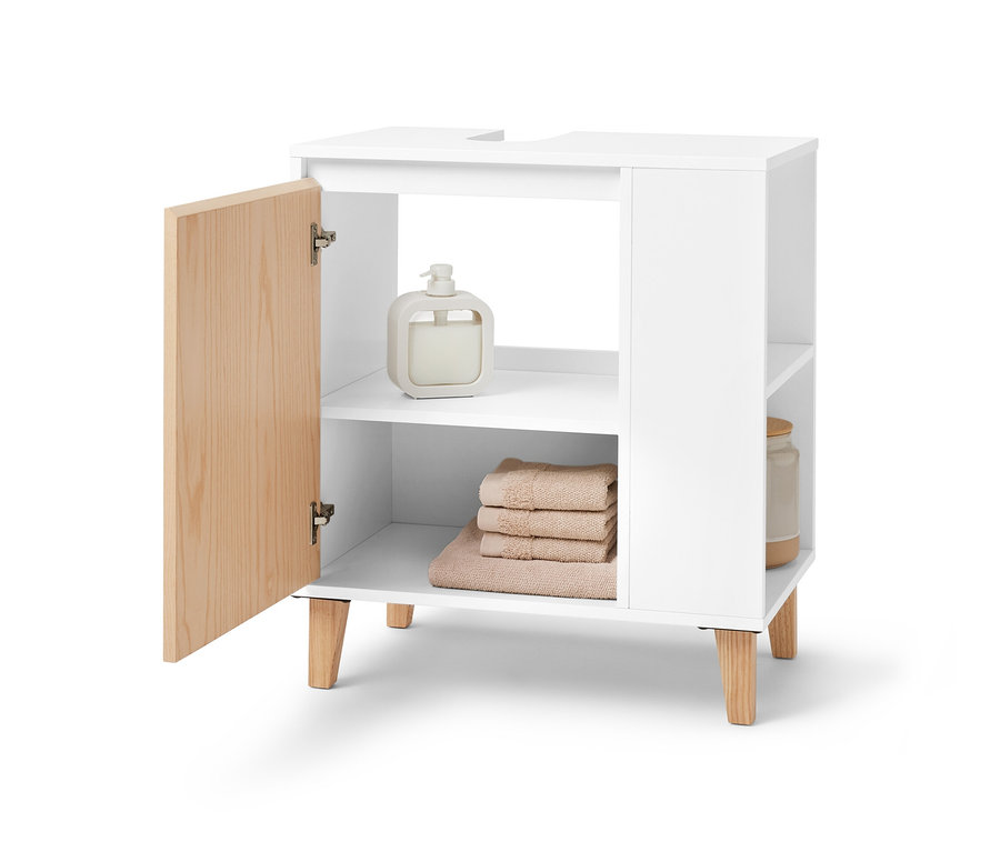 Nyitott, fehér mosdó alatti szekrény, 1 ajtós, fehér/fa. A polcokon törölközők és egy szappanadagoló található.
