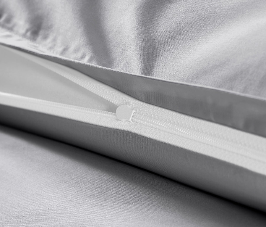 Szürke pamutszatén ágynemű részlete cipzárral.