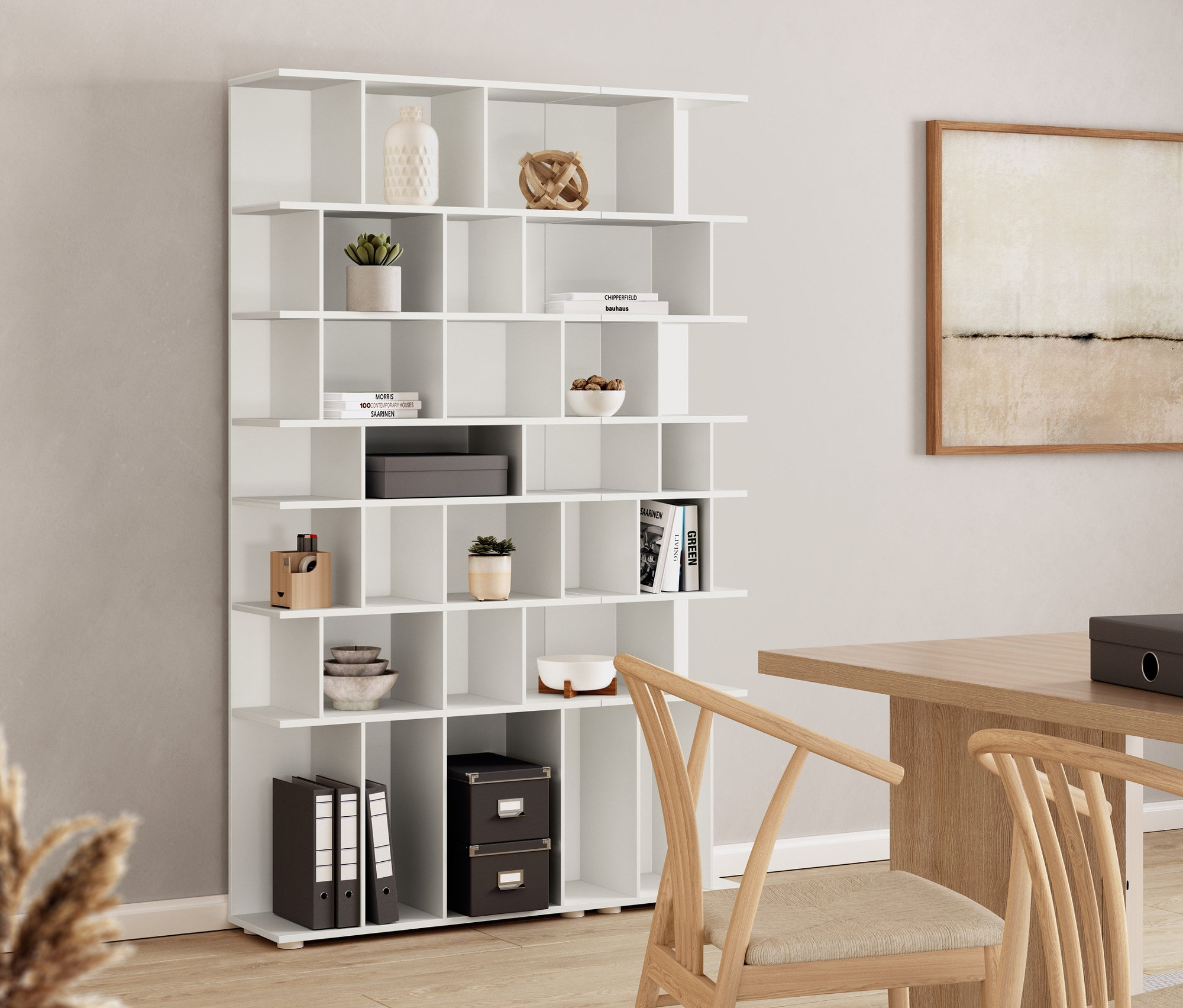 Egy fehér, kb. 80 cm széles polc áll egy étkezőasztal és székek mellett.