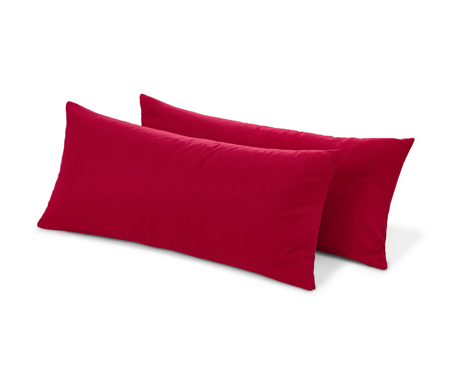 Két piros, mikroszálas flanel párnahuzat, 80 x 40 cm-es méretben.