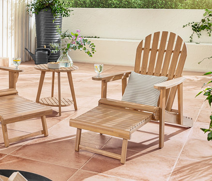 Kétszemélyes és egyszemélyes Adirondack relaxációs fotel kihúzható lábtámasszal teraszon, 2 db len tapintású kültéri párnával.