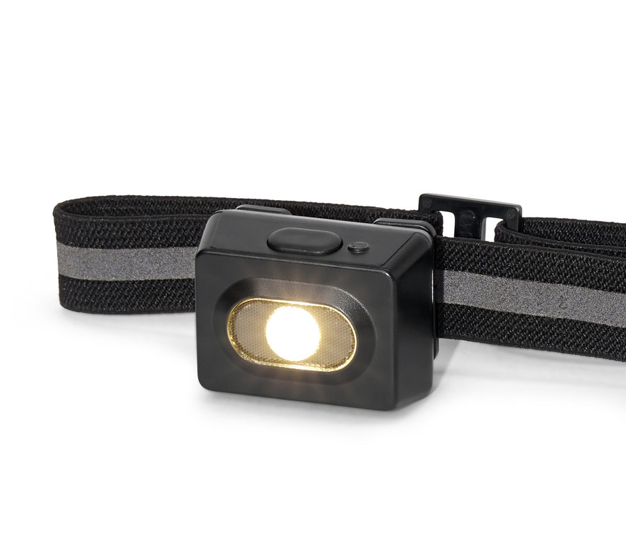 Egy fekete LED-es fejlámpa közelről.