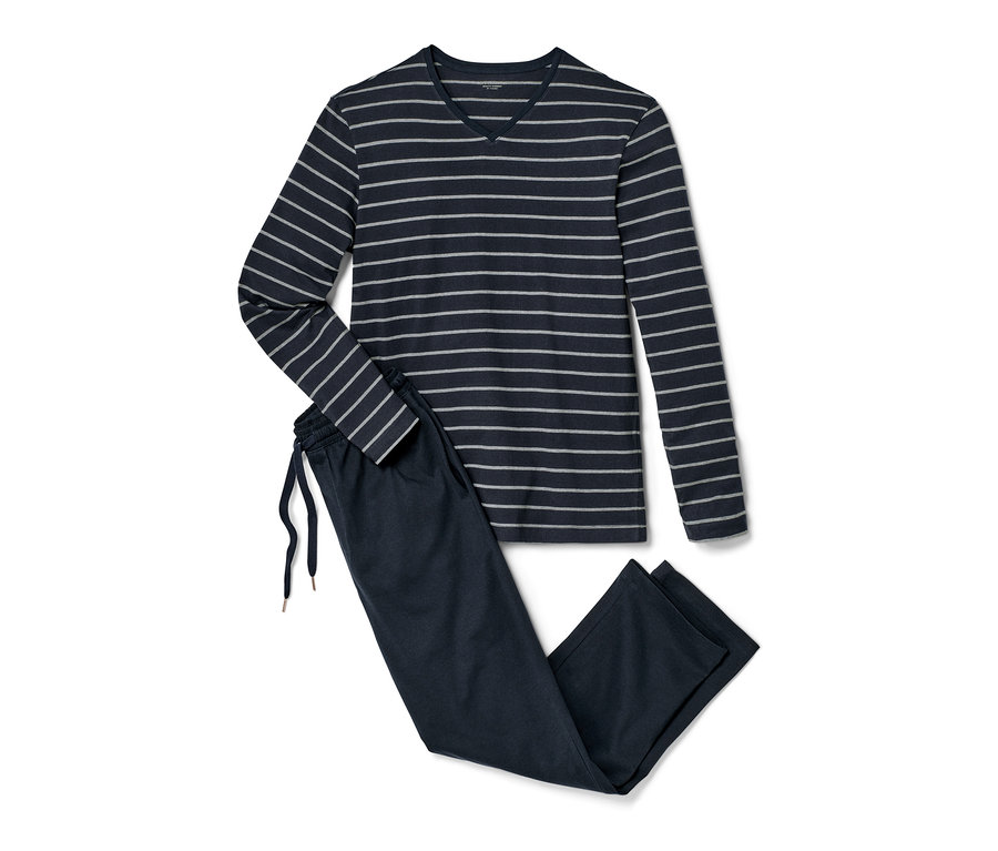 Egy sötétkék, hosszú ujjú, csíkos felsőrészes pizsama egy sötétkék pizsamanadrág mellett fekszik.