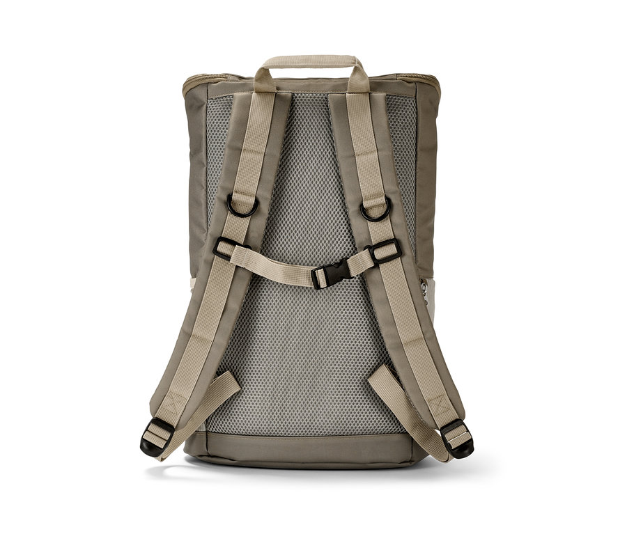 Egy túrahátizsák hátsó nézete.