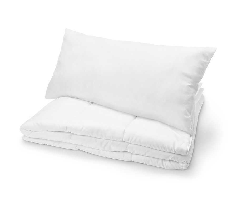 Egy fehér, kétrészes ágyneműgarnitúra, felül egy párnával.