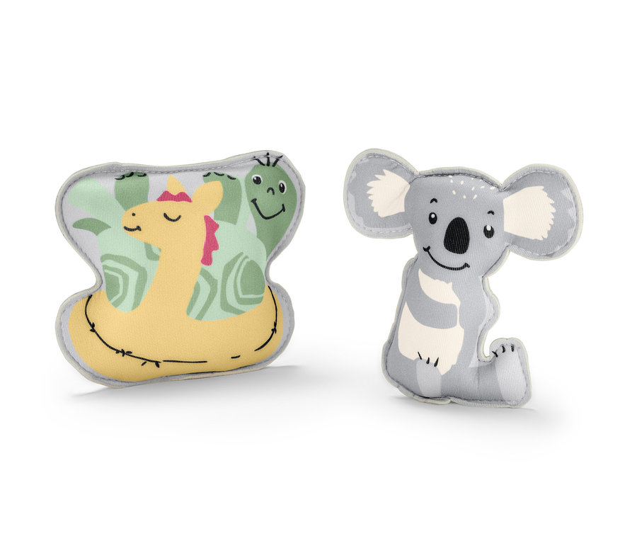 Két merülő állatka: egy sárga oroszlánfóka és egy szürke koala.