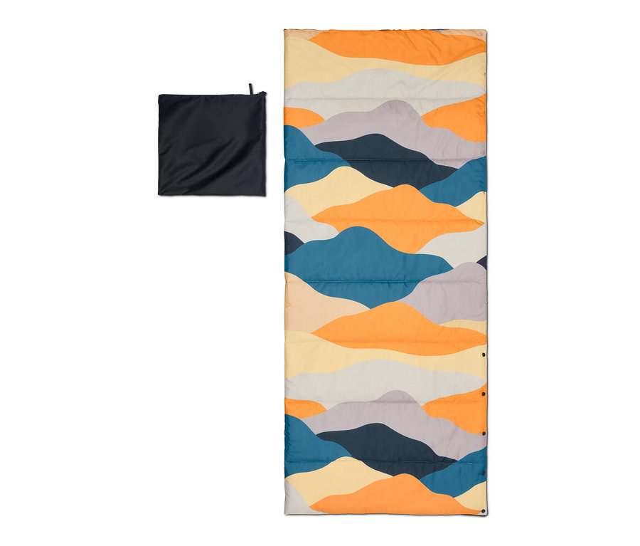 Egy 4 az 1-ben hálózsák kiterítve a csomagolt hálózsák mellett egy tokban.