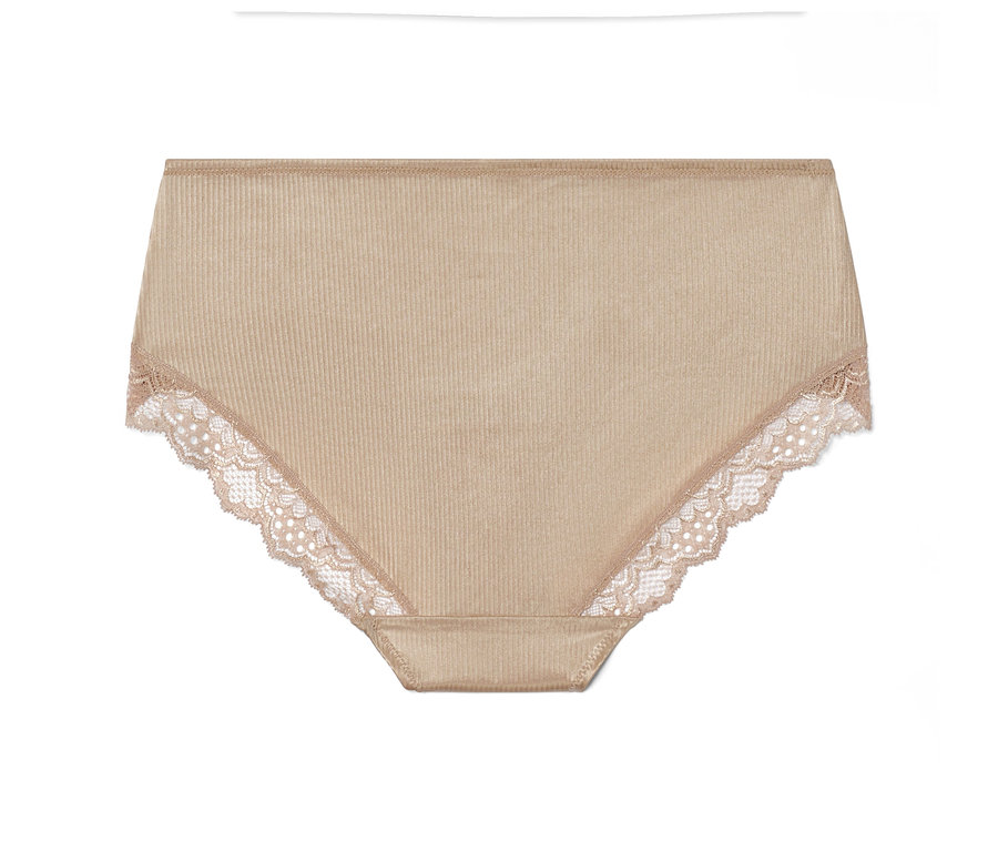 Egy bézs színű, csipkés szegélyű női alsó részlete, 3 db-os szettből.