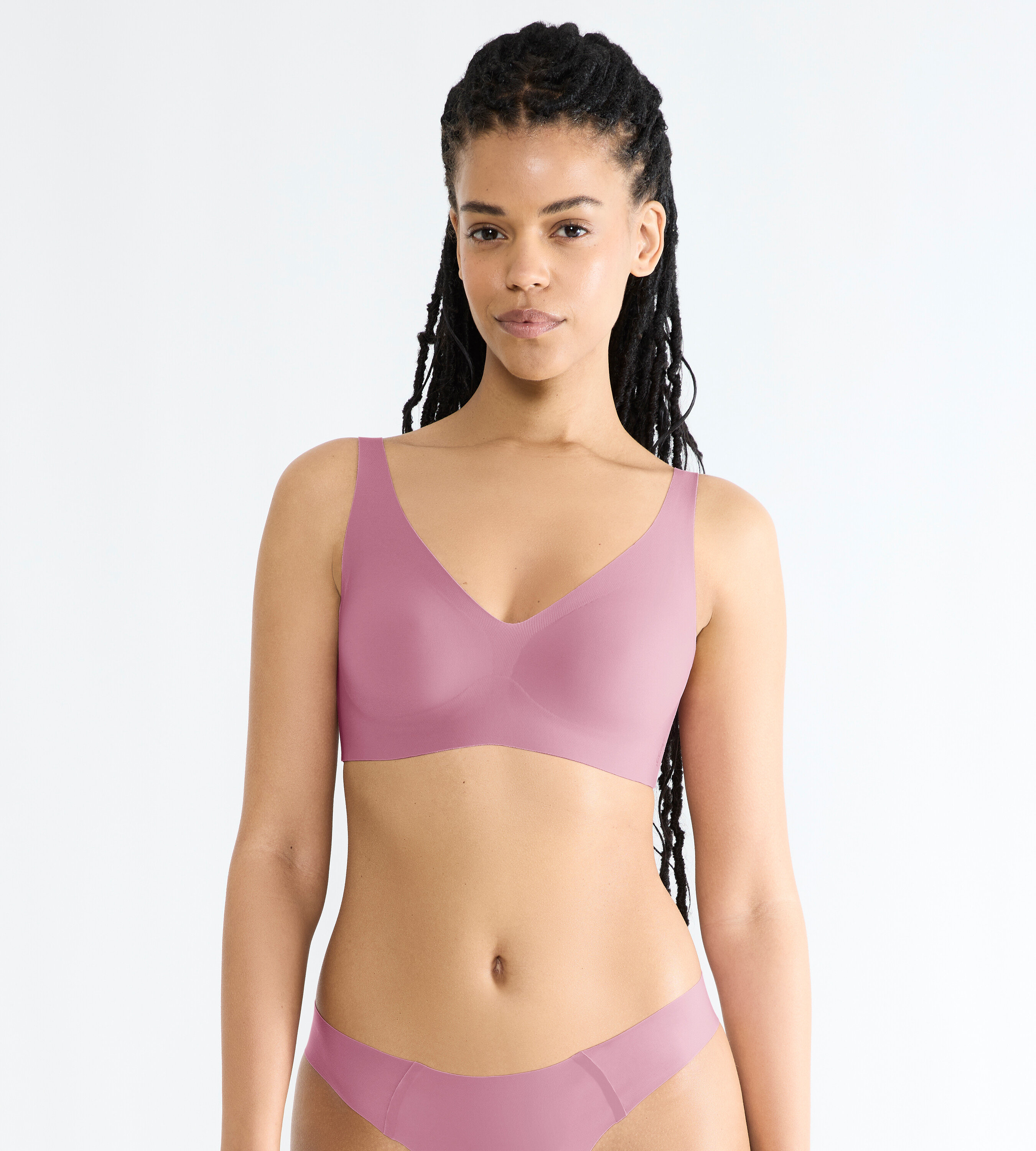 Nő visel egy lila sloggi ZERO Feel 2.0 puha melltartót.