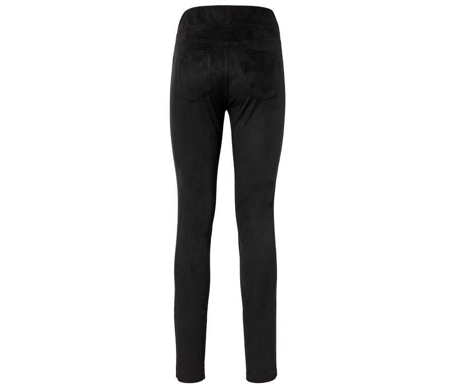 Fekete leggings hátsó zsebekkel.