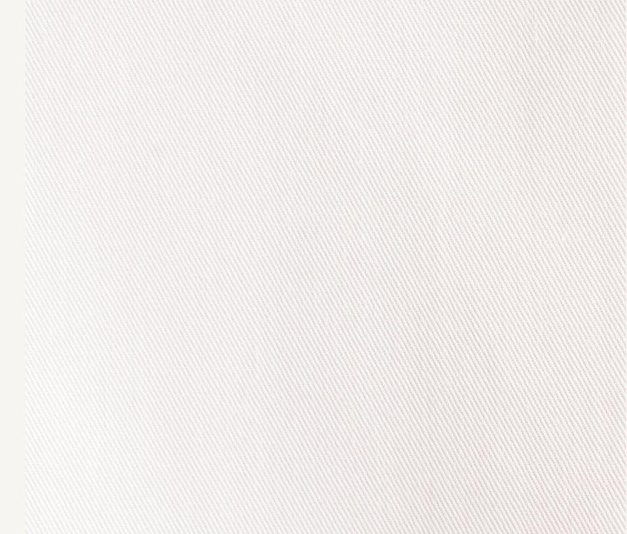 Egy fehér Seidensticker rövid ujjú blúz részlete.