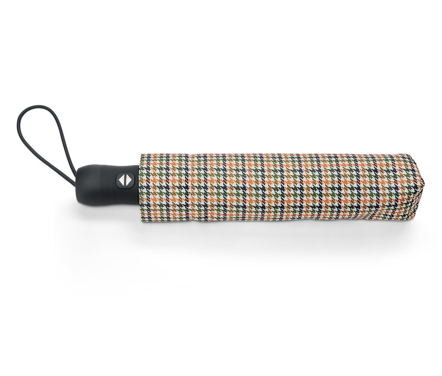 Összecsukott esernyő kockás mintával, barna, zöld és kék színekben.