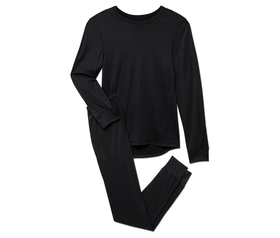 Fekete hosszú ujjú termál alsó és nadrág szett.