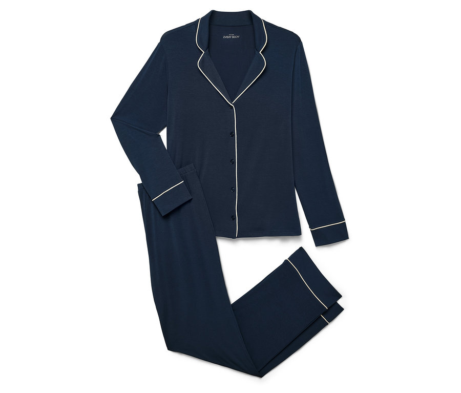 Sötétkék, hosszú ujjú pizsama fehér szegéllyel, nadrággal, fehér háttéren.