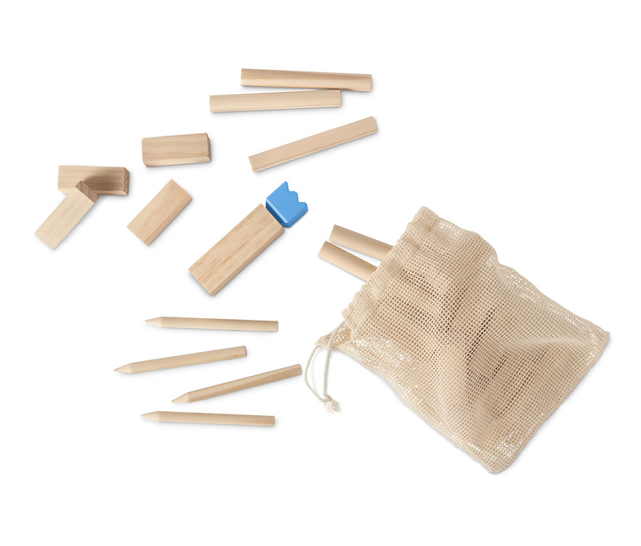Kibontott mini kubb játék fakockákkal, rudakkal és egy kék koronával egy húzózsinóros tasak mellett.