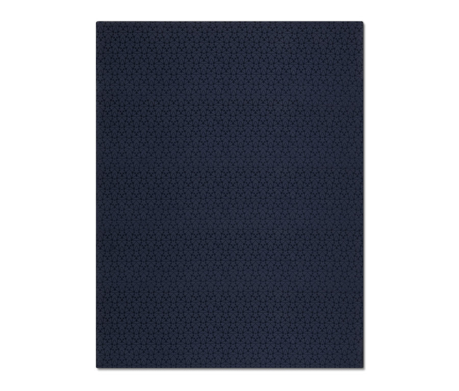 Egy sötétkék, geometrikus mintázatú jacquard asztalterítő közeli képe.