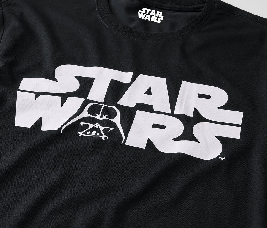 Fekete póló fehér Star Wars logóval és Darth Vader képpel.