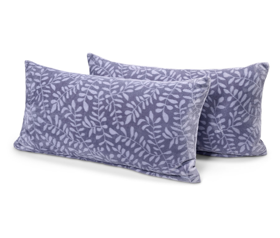 Két szürke árnyalatú, virágmintás, téglalap alakú párna.
