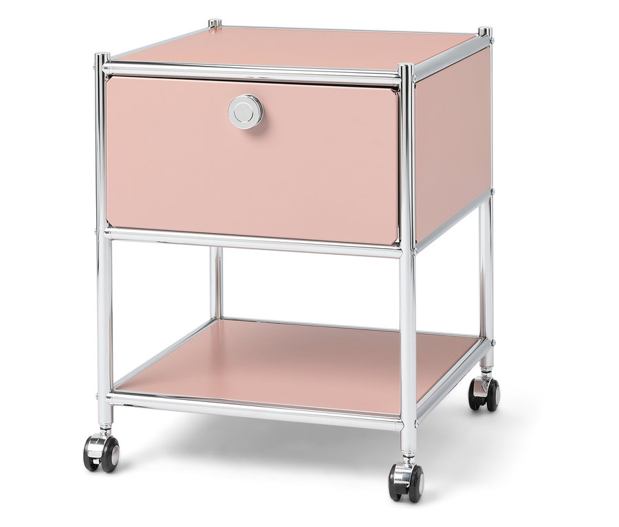 Rózsaszín éjjeliszekrény krómvázzal és görgőkkel.