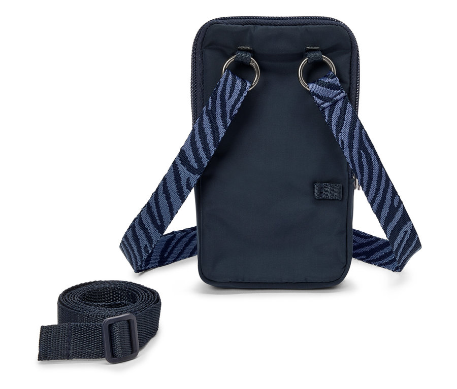 Egy kék kézitáska pánttal fehér háttéren.