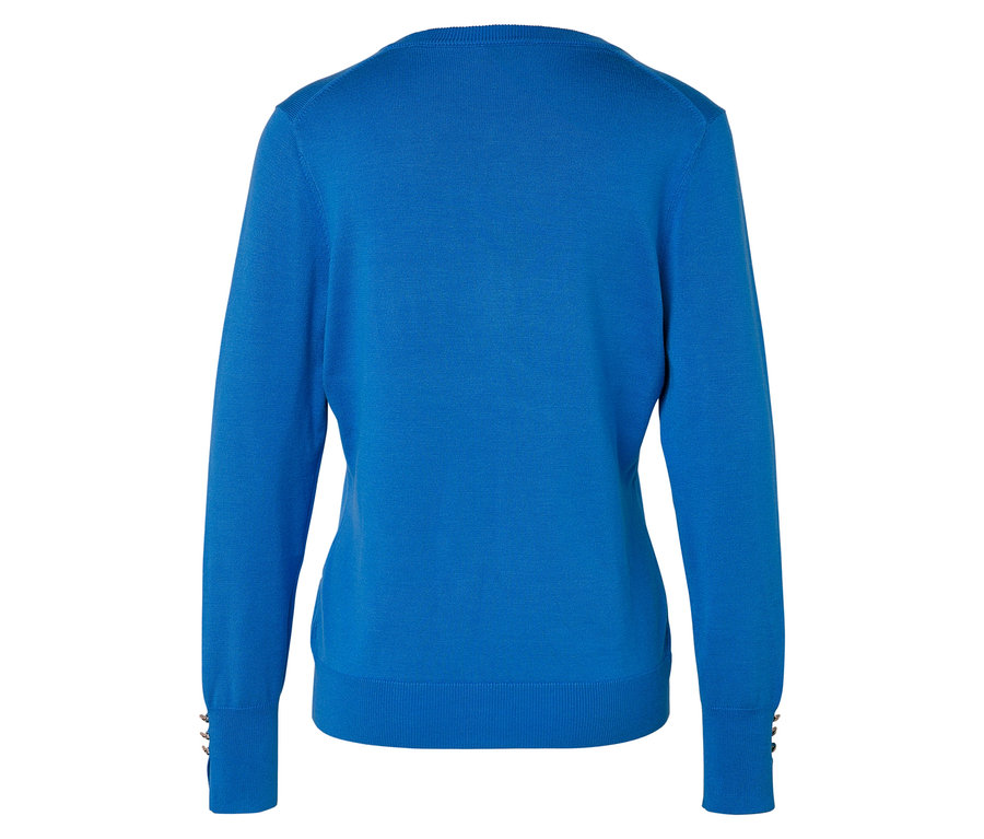 Hátulnézet egy kék, hosszú ujjú pulóverről.