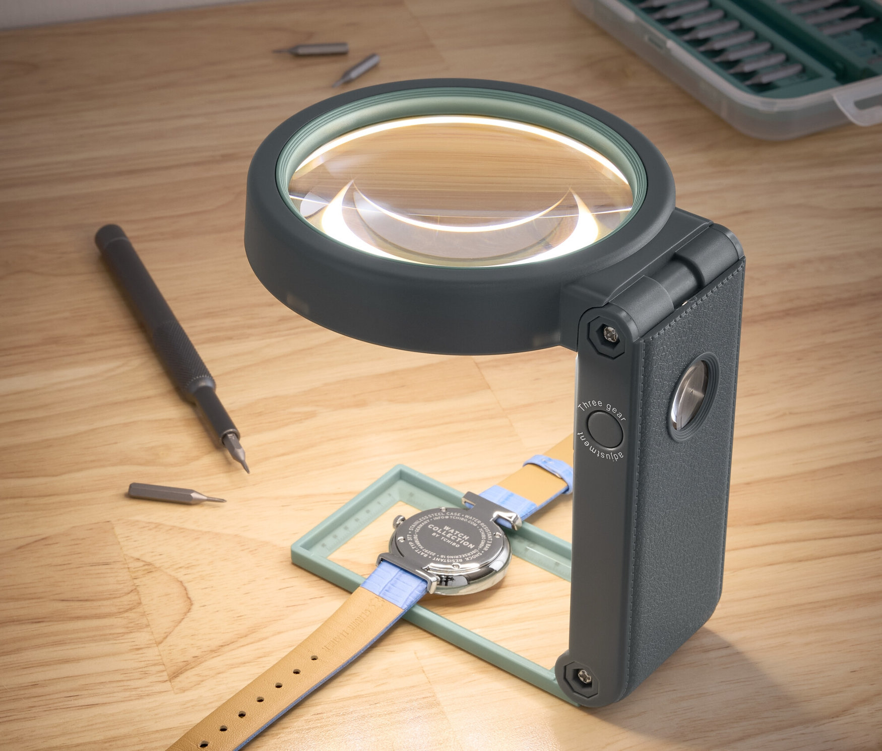 Egy óra fekszik egy LED-es munka lámpa alatt állvánnyal.