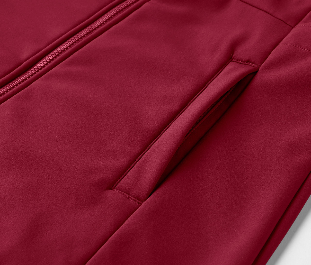 Egy sötétpiros softshell kabát részlete.