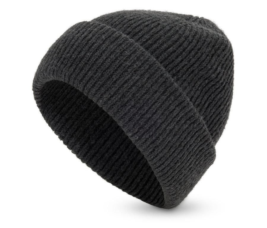 Egy fekete kötött sapka közeli képe fehér háttéren.