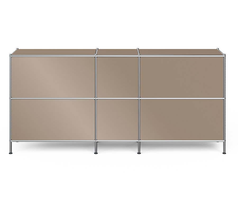 Bézs szekrény hat négyzet alakú panellel és ezüst kerettel.