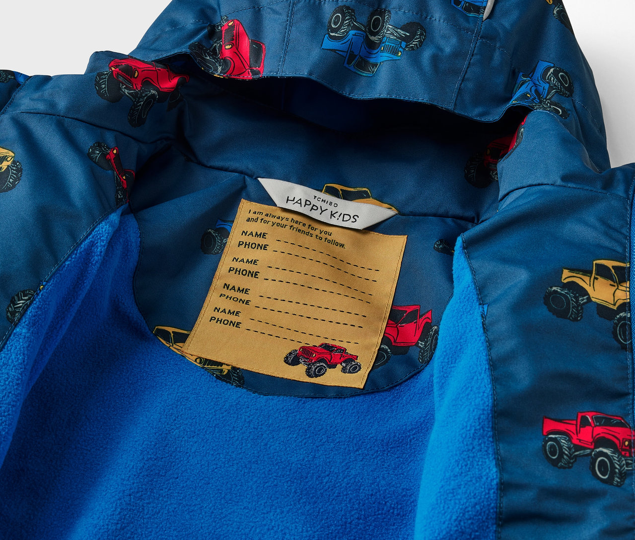 Egy gyerek termo esőkabát részlete, Monster Truck terepjáró-mintával.