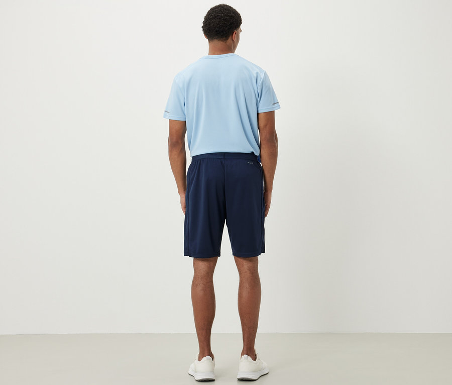 Férfi sport rövidnadrágot visel.