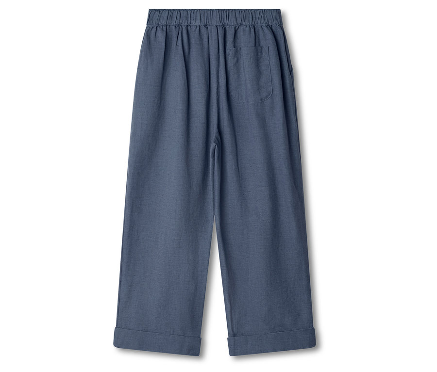 Egy kék nadrág látható fehér háttér előtt.