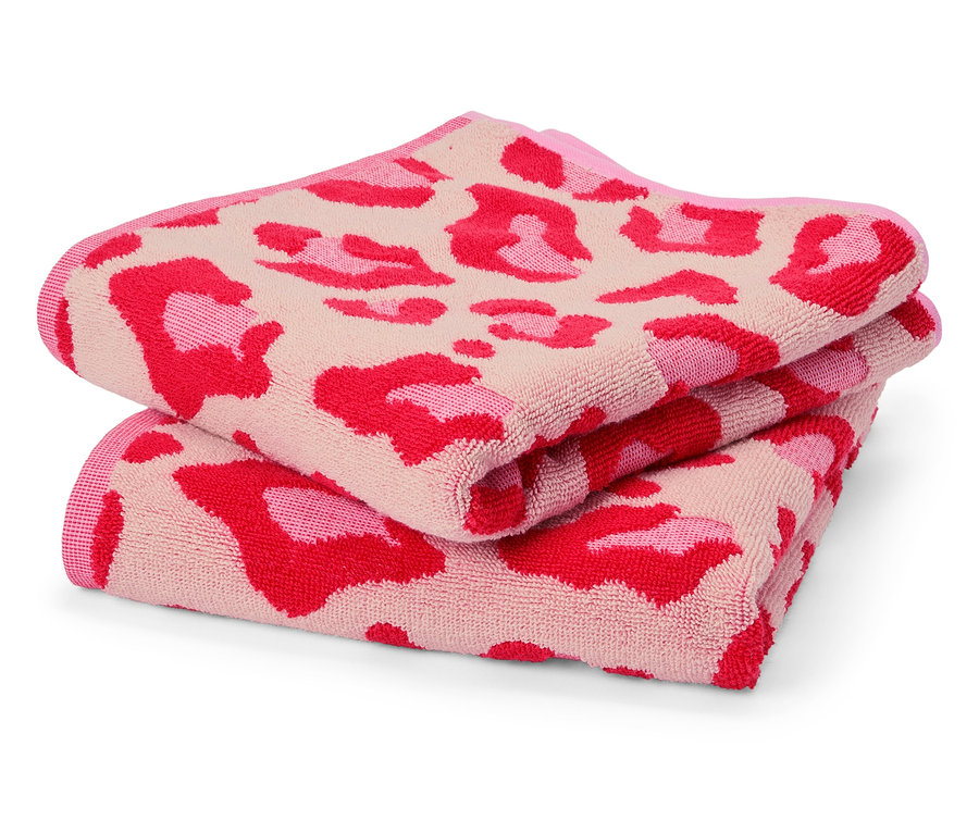 Két összehajtott, rózsaszín, leopárdmintás törölköző egymáson fekszik.