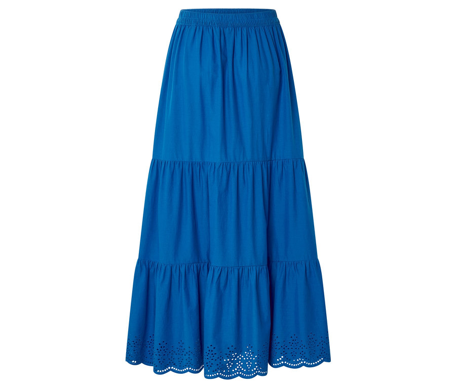 Kék, lyukhímzéses szövött szoknya lépcsős szabással, közelről.