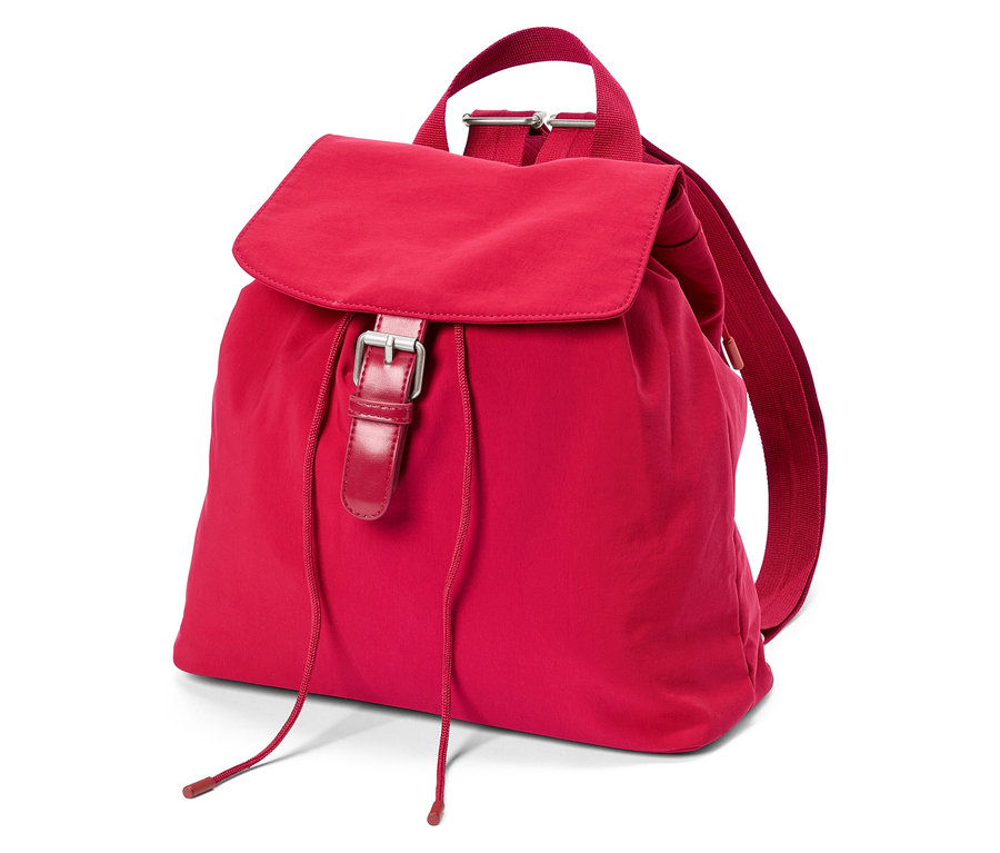 Piros hátizsák fedéllel és csattal fehér háttérrel.