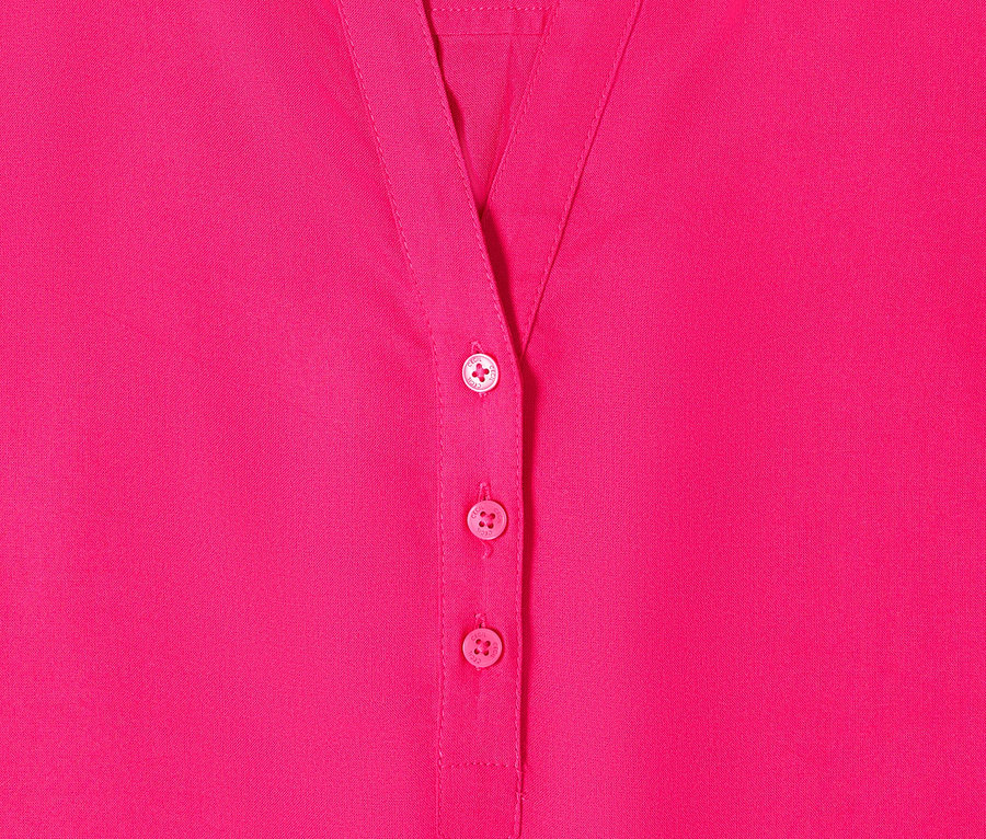 A rózsaszín CECIL tunikablúz közeli képe gombos gombolással és gallérral.