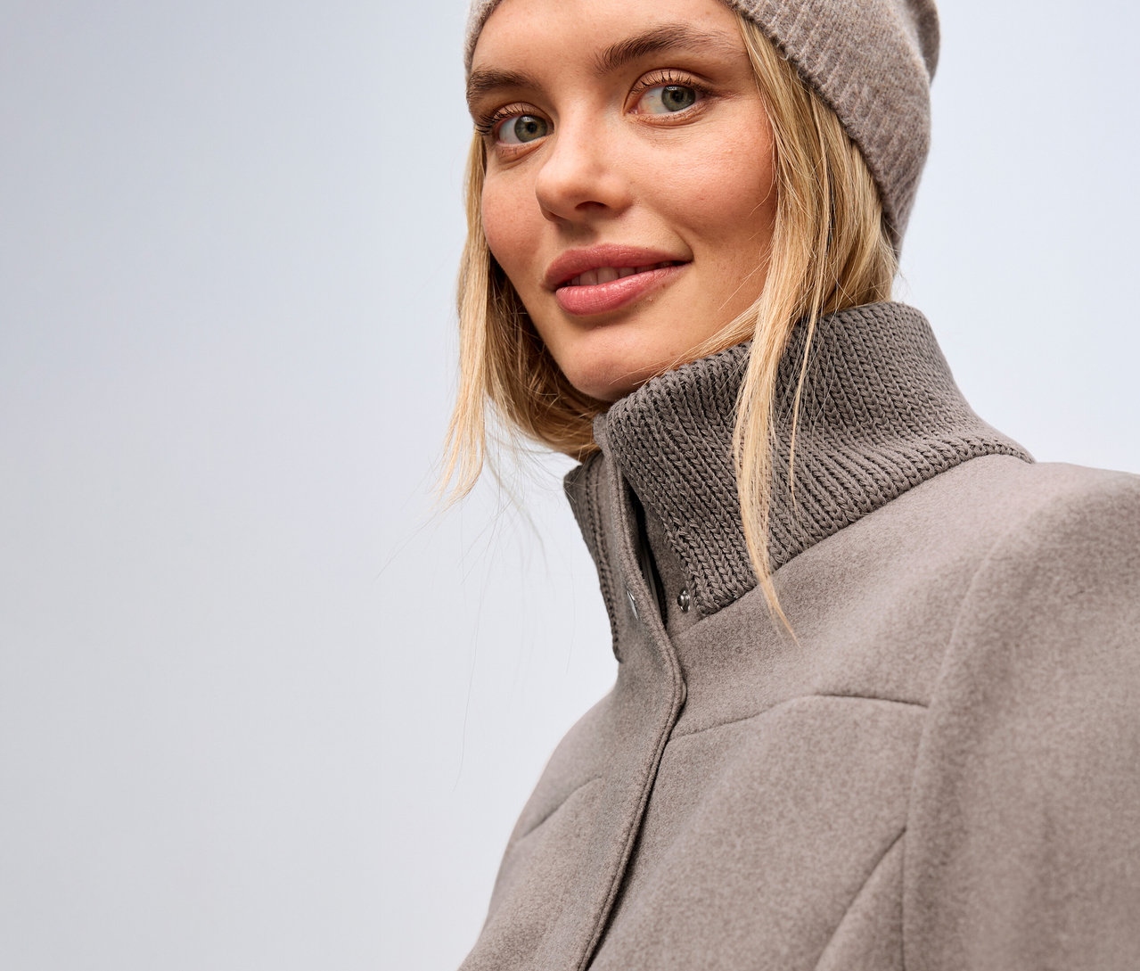 Nő visel egy Street One rövid kabátot és egy sapkát.