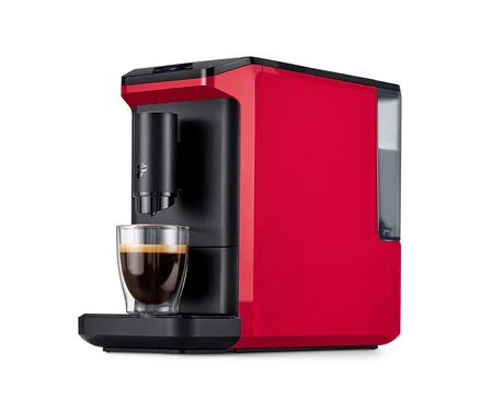 Piros és fekete »Esperto mini« automata kávéfőző, Lovely Red, kávét tölt egy átlátszó üvegcsészébe.