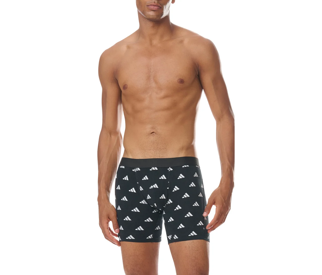 Egy félmeztelen férfi áll szemből, fekete boxeralsót visel ismétlődő fehér Adidas logó mintával.